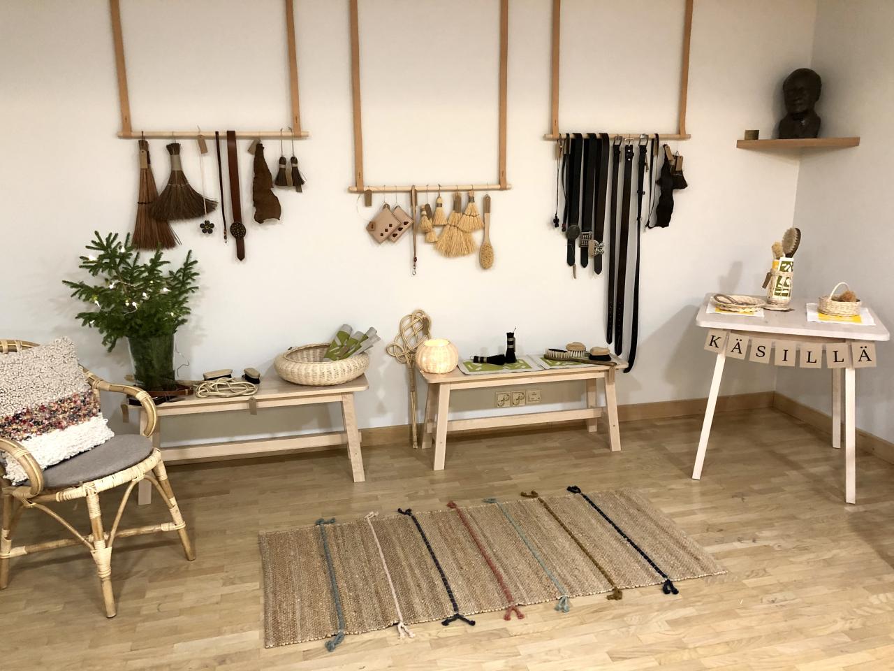 Rottinkituoli, punottuja koreja, harjoja, nahkavöitä, passikoteloita, liinoja ja tyyny esillä kurssityönäyttelyssä Iiris-keskuksessa.